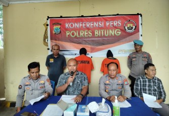 Kasat Reskrim Polres Bitung AKP Marselus Yugo Amboro SIK dengan di dampingi Kapolsek Aertembaga dan Kasi Humas Polres Bitung saat menggelar Konferensi Pers
