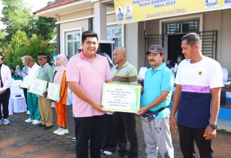 Bupati Bintan Roby Kurniawan SPWK Bersama Ketua PKK Bintan Ikuti Germas di Kecamatan Gunung Kijang