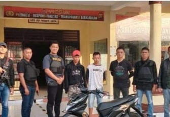 Tersangka (diborgol) saat diamankan beserta barang bukti.