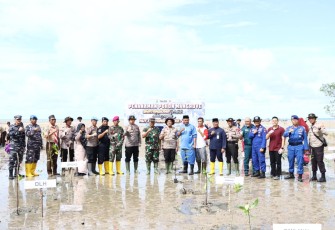 Polres Lingga Melakukan Aksi Pemulihan Ekosistem Menanam Pohon Mangrove di Hari Bhayangkara Ke-77