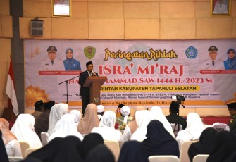 Bupati Tapanuli Selatan (Tapsel) H Dolly Pasaribu pada puncak Peringatan Rihlah Isra' Mi'raj Nabi Muhammad SAW 1444 H Pemerintah Kabupaten Tapanuli Selatan di Gedung Serbaguna, Komplek Perkantoran Pemerintah Setempat
