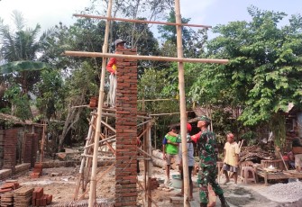 Babinsa Desa Notorejo Sertu Bambang anggota Koramil Tipe B 0807/14 Gondang bersama warga melaksanakan kerja bakti membangun rumah warga kurang mampu di Desa Notorejo Kecamatan Gondang Kabupaten Tulungagung Jawa Timur, Sabtu (09/12/2023)