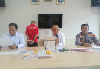Wadir Resnarkoba Polda Bengkulu AKBP Tonny Kurniawan, S.Ik., didampingi Kasubbid PID Bid Humas Polda Bengkulu AKBP Julius P. H .,  serta Kasubdit II Kompol Rudi Marwa, S.H., saat press conference Senin (24/07/23)