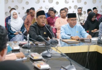 Rapat bersama untuk penetapan file project aplikasi "SIKAB Bintan" absensi online di lingkungan kerja Pemerintah Kabupaten Bintan.