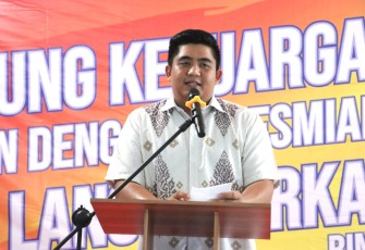 Bupati Bintan Roby Kurniawan, Kamis (05/10) di Aula Kantor Desa Teluk Bakau.