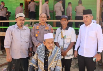 TNI-Polri dan Warga Gotong Royong Bersama di Dayah Abu Keude Dua