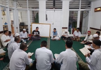Kepala Lapas Kelas III Suliki, Kamesworo mengikuti majelis tadarus bersama warga binaan dan pegawai di Mushola Al-Inabah Lapas Suliki.