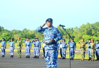 Komandan Lanud Raden Sadjad (Danlanud RSA), Kolonel Pnb Dedy Iskandar, S.Sos., M.M.S., M.Han., memimpin Upacara Bendera 17-An bertempat di Main Apron Lanud RSA, Kabupaten Natuna, Provinsi Kepulauan Riau. Senin (18/12/2023)