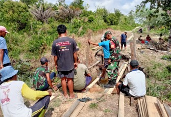 Babinsa Koramil Bukit Batu Bersama Masyarakat Gotong Royong Perbaiki Jembatan  
