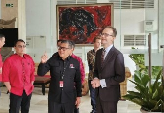  Sekjen DPP PDI Perjuangan Hasto Kristiyanto saat menerima audiensi Duta Besar Inggris untuk RI yang baru Dominic Jermey di Kantor DPP PDIP, Menteng, Jakarta Pusat, Jumat (27/10/2023).
