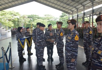 Gubernur Akademi TNI Angkatan Laut (AAL), Laksda TNI Supardi, memimpin langsung acara penyerahan penghargaan kepada para Taruna berprestasi di tingkat Nasional maupun Internasional yang digelar di Indoor Sport Jala Krida Raga, Kesatrian AAL, Bumimoro, Surabaya, pada Kamis (21/12)