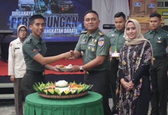 Perhubungan Akademi Militer Rayakan HUT Ke-78 TNI AD Dengan Syukuran Potong Tumpeng