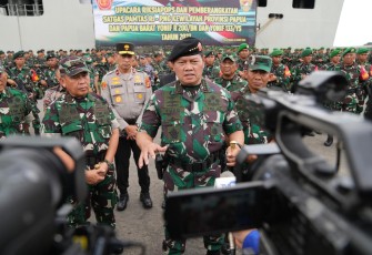 Panglima TNI Laksamana TNI Yudo Margono, S.E., M.M., usai melepas 850 Prajurit Satgas Operasi Pengamanan Papua di Pelabuhan Boom Baru Palembang, Sumatera Selatan, Jumat (24/3/2023).