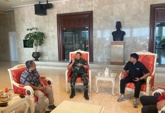Panglima TNI Laksamana TNI Yudo Margono, S.E., M.M. disela-sela wawancara dengan Redaktur Politik Hukum dan Keamanan Bapak Ahmad Mustain, Koordinator Liputan Bapak Henri Siagian dan Reporter Bapak Yakub dari Media Indonesia, yang bertempat di Mabes TNI, Jakarta Timur, Jumat (13/10/2023).
