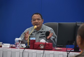 Direktur Strategi Kamla Bakamla RI Laksma Bakamla Bambang Trijanto saat membuka rapat.
