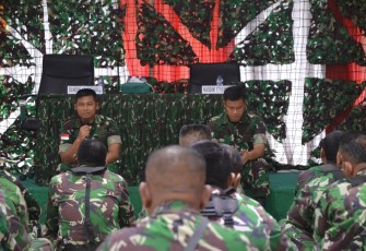 Dandim 1710/Mimika Letkol Inf Dedy Dwi Cahyadi memberi pengarahan kepada seluruh Prajurit dan PNS Kodim 1710/Mimika di Pendopo Darmawangsa Kodim 1710/Mimika