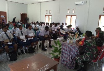 Babinsa Koramil 1710-07/Mapurujaya saat Tanamkan Wasbang Kepada Siswa-Siswi Baru SMKN 2 Mapurujaya