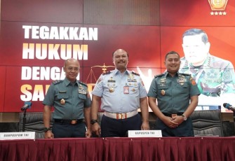Kapuspen TNI Laksda TNI Julius Widjojono bersama Danpuspom TNI Marsda TNI Agung Handoko dan Kababinkum TNI Laksda TNI Kresno Buntoro dihadapan awak media pada hari Kamis 10/8/2023, saat menggelar acara Konferensi Pers terkait berita viral Prajurit TNI mendatangi Mapolrestabes Medan beberapa waktu yang lalu.