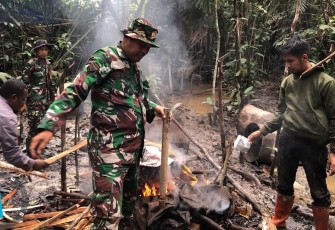 Aparat Gabungan Koramil Mapurujaya dan Polsek Mimika Timur saat Gerebek Tempat Produksi Sopi