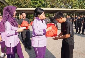 IKKT CBS XV Puspen TNI saat Gelar Bazar dan Olahraga Bersama