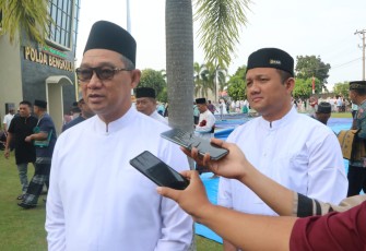Kapolda Bengkulu Irjen Pol. Drs, Armed Wijaya, MH, saat diwawancarai wartawan usai pelaksanaan Sholat Idul Adha, Kamis pagi, (29/06/2023) di Halaman Mapolda Bengkulu.
