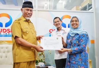 Gubernur Sumatra Barat, Mahyeldi Ansharullah menerima penghargaan dari Ombudsman RI atas penilaian terhadap kepatuhan penyelenggaraan pelayanan publik 2022.