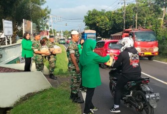 Pembagian takjil oleh personil Koramil 1310-05/Kauditan