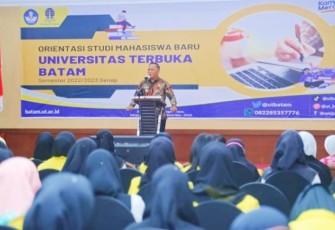 Wakil Wali Kota Tanjungpinang, Endang Abdullah S.Kp, M.Si saat menjadi narasumber Orientasi Mahasiswa Baru Universitas Terbuka Batam Regional Tanjungpinang di Hotel Aston, Sabtu (11/3/2023).