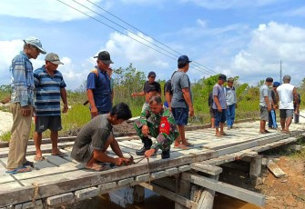 Babinsa Koramil 1016-06/Kurun Bersama Warga Perbaiki Jembatan