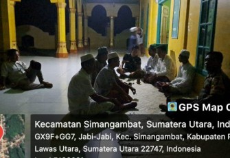 Bhabinkamtibmas Polsek Padang Bolak, Bripka Dedy Rinaldi Hasibuan, saat menghimbau anak-anak untuk tidak main petasan