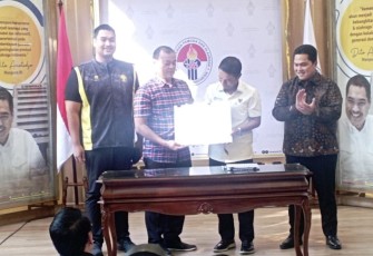 Penandatangan Perjanjian Kerja Sama (PKS) tentang penyaluran bantuan pemerintah untuk pelatnas sepakbola U-17 dan penyelenggaraan Piala Dunia FIFA U-17