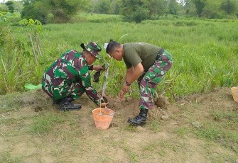 Kepala Staf Kodim 0807 Tulungagung, Mayor Inf Zuhal Muhammad Hasan bersama Asosiasi Mahasiswa Tulungagung Indonesia (AMTI), Perum Jasa Tirta dan instansi terkait melaksanakan kegiatan penanaman seribu pohon di daerah aliran sungai Brantas Desa Bukur Kecamatan Sumbergempol Kabupaten Tulungagung Jawa Timur, Rabu (27/12/2023)
