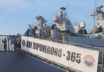 Komandan Lantamal IV Laksamana Pertama TNI Tjatur Soniarto, CHRMP., M.Tr.Opsla melepas keberangkatan Kapal Perang Republik Indonesia (KRI) Diponegoro-365 bertempat di Dermaga Batu Ampar, Batam, Minggu (17/12)