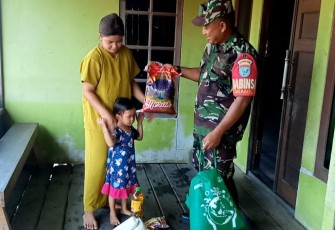 Komsos Babinsa Koramil Pahandut Pantau Anak Stunting Serta Bagikan Sembako 