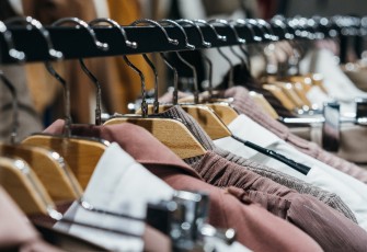 Ragam baju bekas di pasar tradisional (freepik.com/teksomolika)