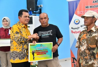 Gubernur Ansar saat Serahkan Alat Tangkap Perikanan Untuk Nelayan Kota Batam secara simbolis. 
