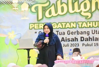 Ustadzah Aisah Dahlan saat tausyiah.