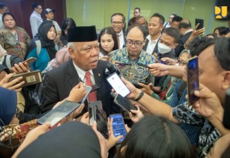 Menteri Basuki saat diwawancarai awak media.