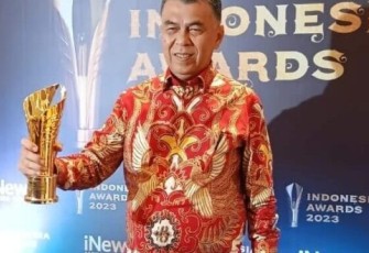 Bupati Natuna Wan Siswandi saat terima penghargaan.