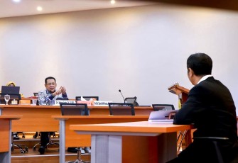 Bamsoet saat menjadi penguji disertasi Agus Sutarman yang berprofesi sebagai dokter bedah di Rumah Sakit Pusat Angkatan Darat (RSPAD), di Program Doktor Hukum Fakultas Hukum Universitas Borobudur, Jakarta, Kamis (7/9/23).