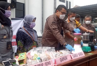Pemusnahan barang bukti tindak pidana umum dan tindak pidana cukai, di halaman kantor Kejari Karanganyar, Kamis (23/11/2023)