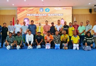  Pemerintah Kabupaten Bintan melakukan penyerahan bantuan peralatan olahraga berupa bolak sepak, bola voli dan seragam sepak bola bagi atlet se Kabupaten Bintan, Kamis (28/12) Bandar Sri Bentan