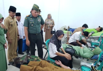 Pabung Kapten Inf Hendri Marpaung saat meninjau Bakti Sosial Donor Darah