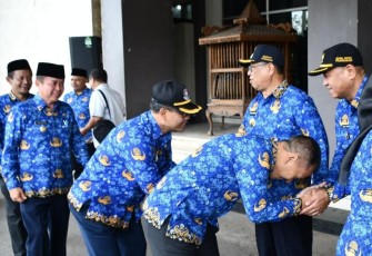 Bupati Tulungagung Drs Maryoto Birowo dan Wakil Bupati Gatut Sunu Wibowo saat bersalaman dengan ASN lingkup pemkab Tulungagung
