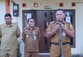 Endang saat Berikan Motivasi Berikan Pelayanan Maksimal kepada jajaran Kecamatan Tanjungpinang Kota. 