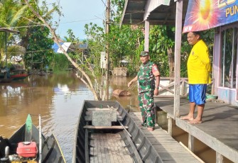 Babinsa Koramil Pahandut Secara Intens Pantau Kondisi Banjir di Wilayah Binaannya 