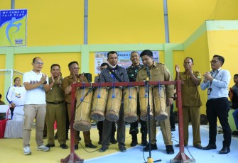 Bupati Samosir saat Buka Kompetisi Liga Futsal Tingkat SD, SMP dan SMA di Lapangan GOR