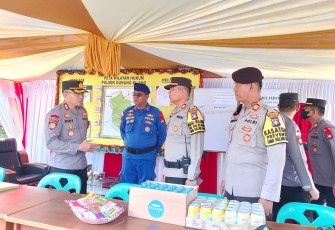 Kapolres Bintan AKBP Riky Iswoyo, S.I.K.,M.M bersama dengan Wakapolres Bintan Kompol Amir Hamzah, S.H., M.H dan sejumlah Pejabat Utama Polres Bintan melakukan pengecekan kesiapan personel yang melakukan penjagaan dan pelayan di pada Pos Pelayanan Pantai Trikora yang berada di Desa Malang Rapat Kecamatan Gunung Kijang, Selasa (26/12/2023)