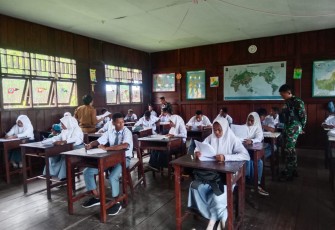 Satgas Pamtas Yonif 407/PK Mengajar di SMAN Kamundan 