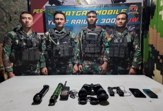 Yonif Raider 300/Bjw saat menunjukan barang bukti yang berhasil ditemukan.